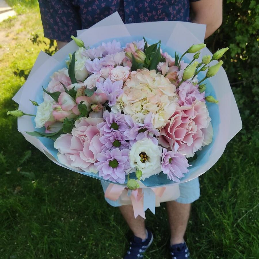 Букет с розовой гортензией и французскими розами