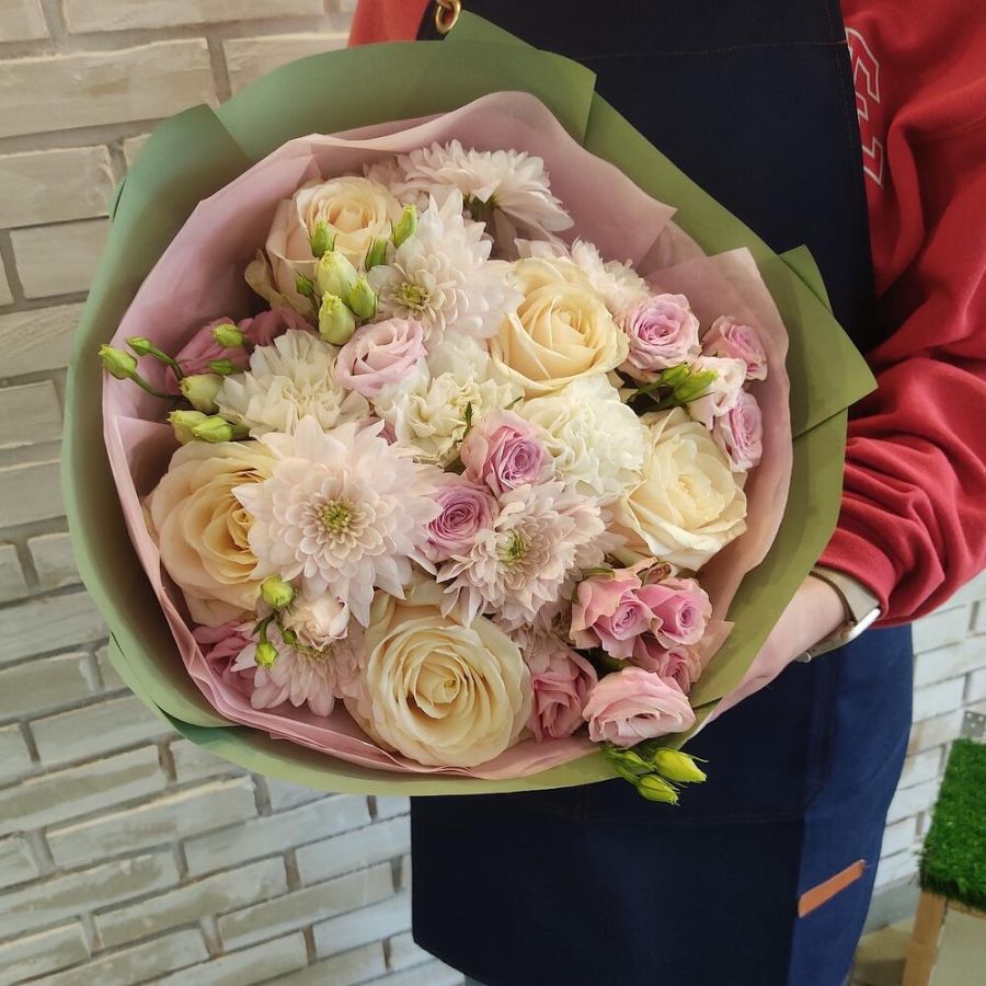 Букет с ароматными кремовыми розами Дорчестер, хризантемой и эустомой
