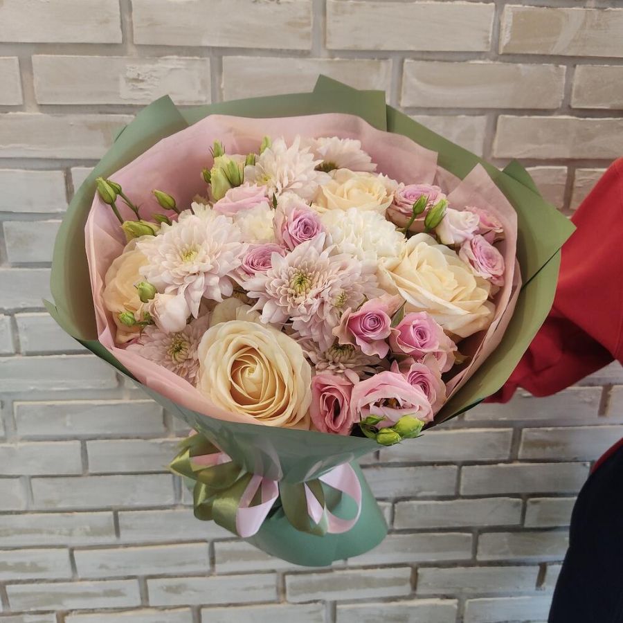 Букет с ароматными кремовыми розами Дорчестер, хризантемой и эустомой
