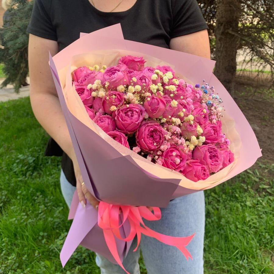 Букет пионовидные розы Мисти Баблс 15шт с радужной гипсофилой, высота 40см