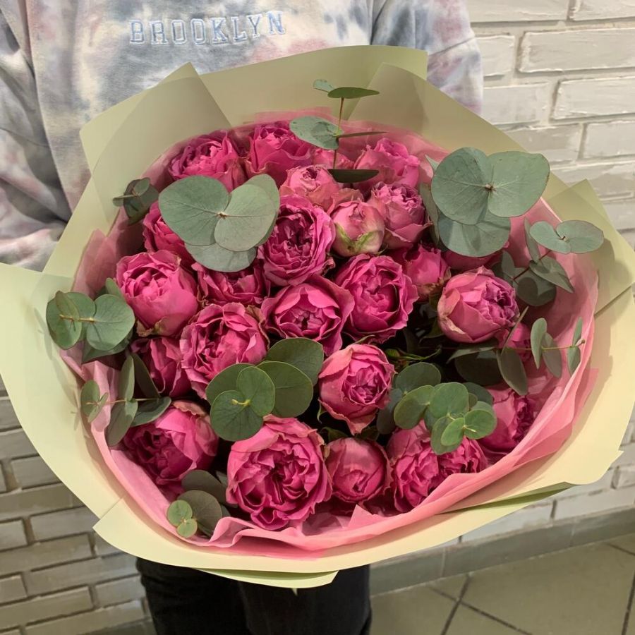 Букет пионовидные розы 9 и эвкалипт