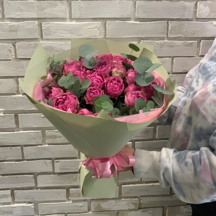 Букет пионовидные розы 9 и эвкалипт