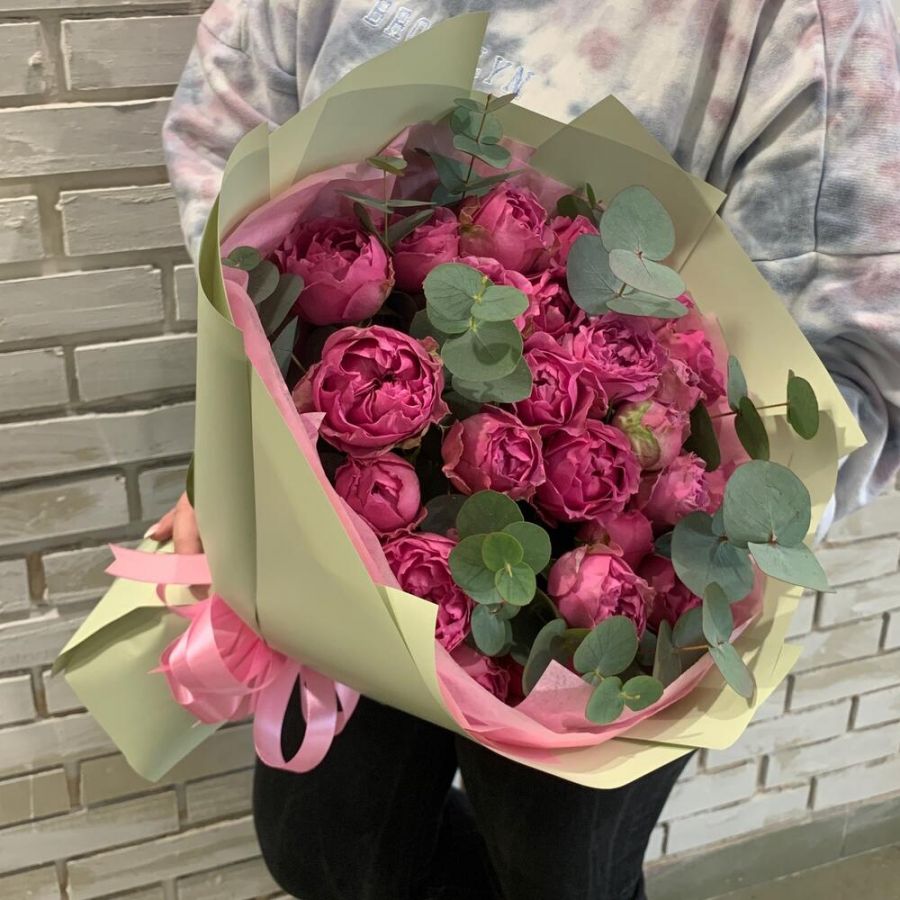 Букет пионовидные розы 9 и эвкалипт