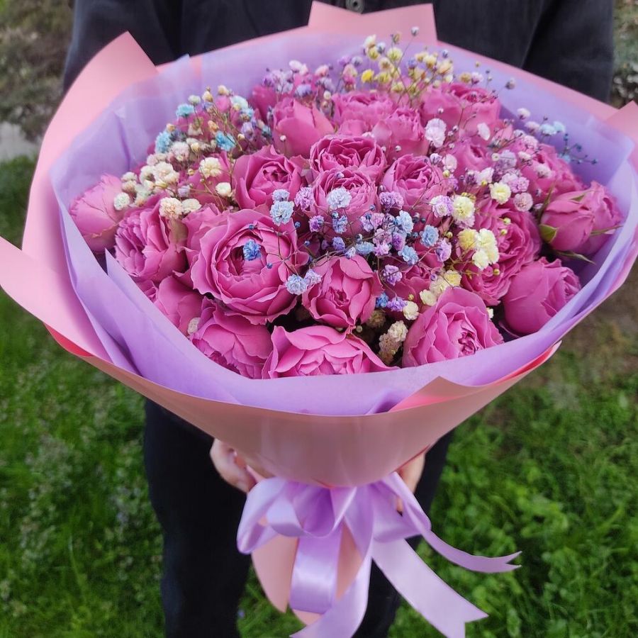 Букет пионовидные розы 11 с гипсофилой