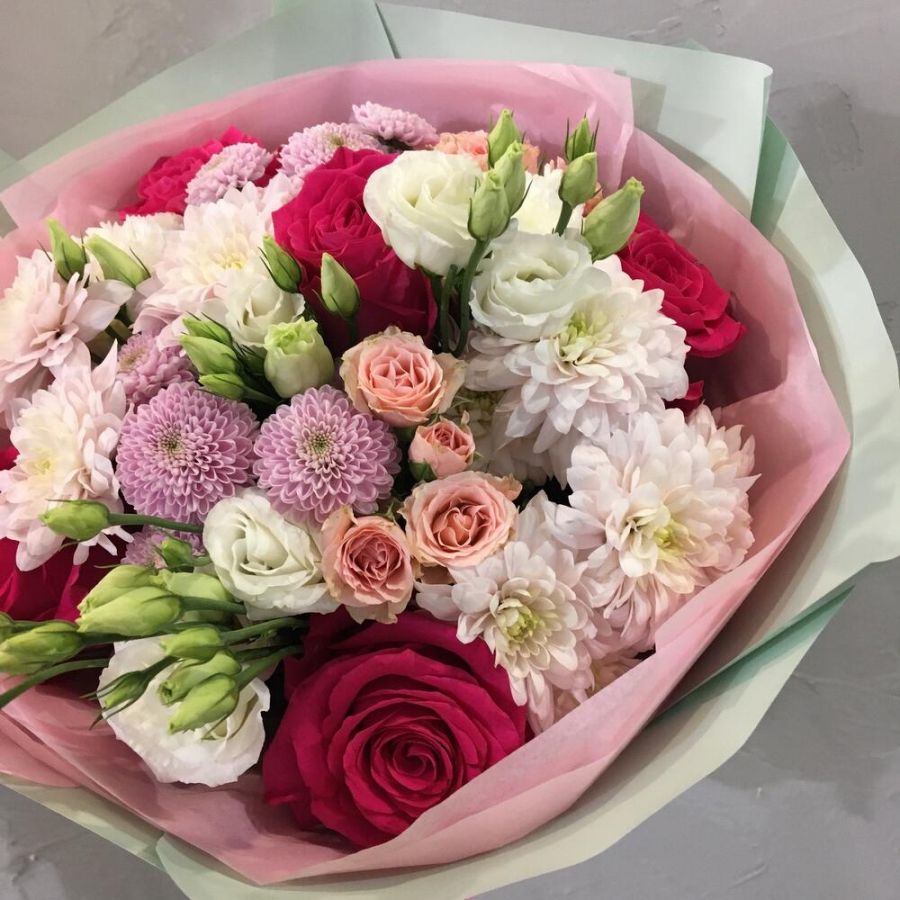 Букет микс с яркими розами