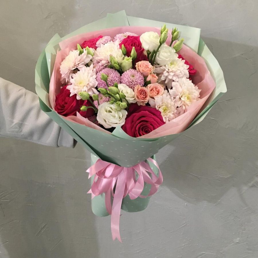 Букет микс с яркими розами