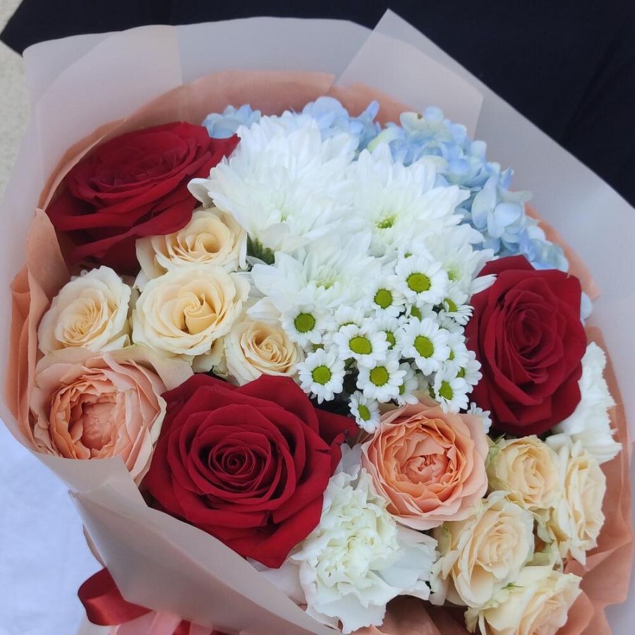 Букет с гортензией и красными розами