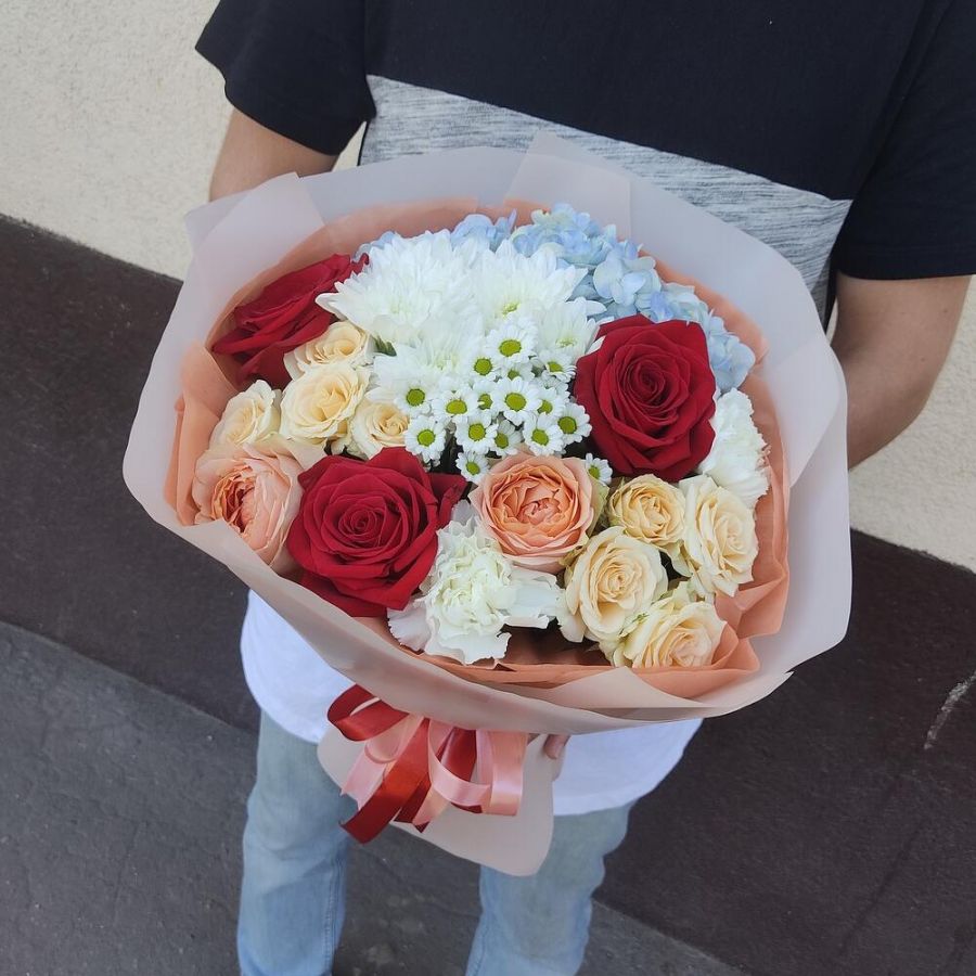 Букет с гортензией и красными розами