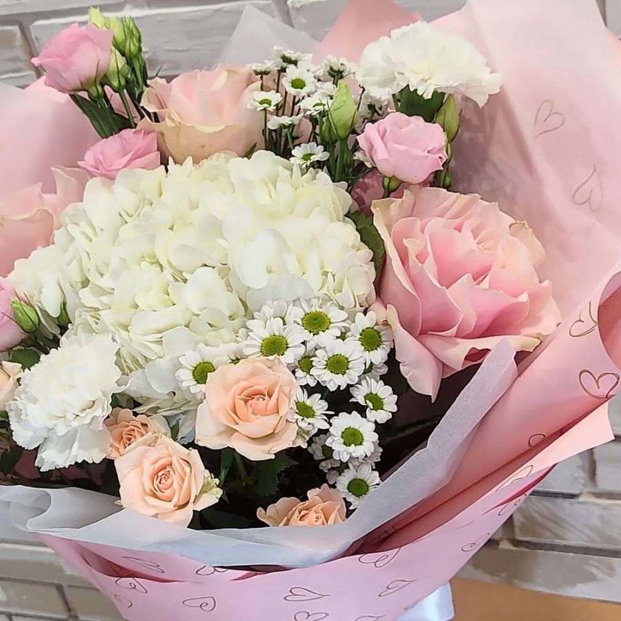 Букет с белой гортензией