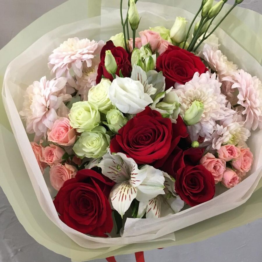 Букет с красными розами микс