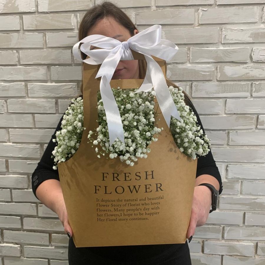 Белая гипсофила в сумочке