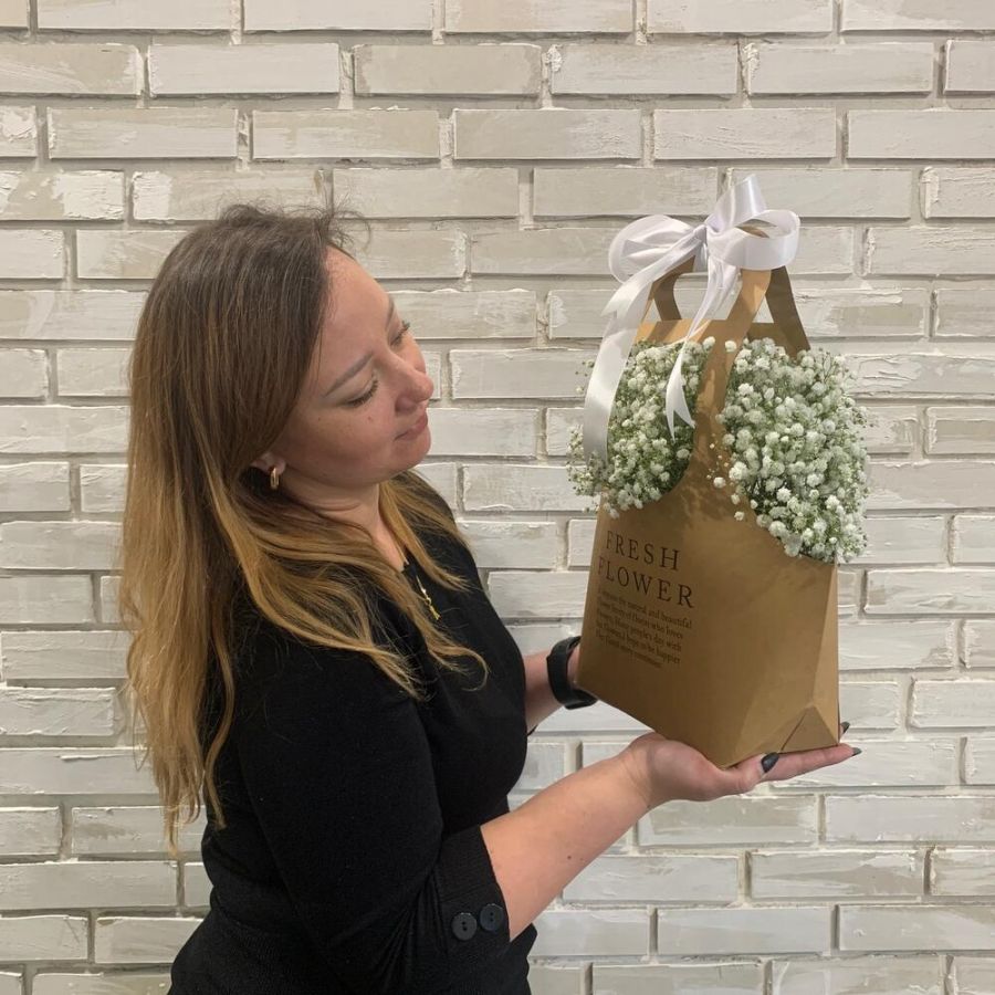 Белая гипсофила в сумочке