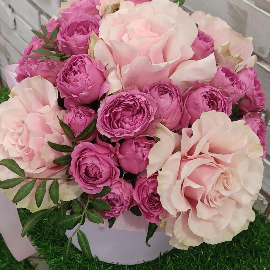 Коробка пионовидных и французских роз