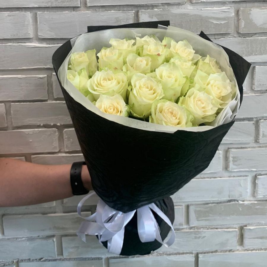 Белые розы в черном