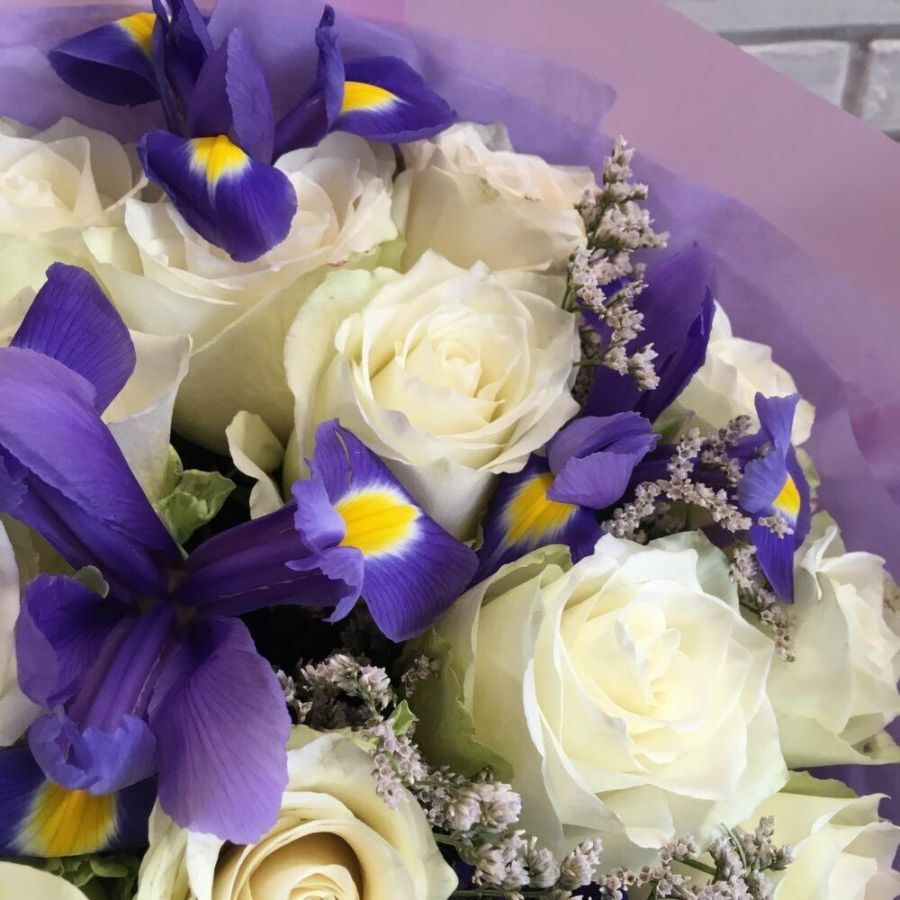 Букет белые розы и ирисы