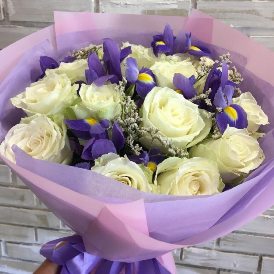 Букет белые розы и ирисы