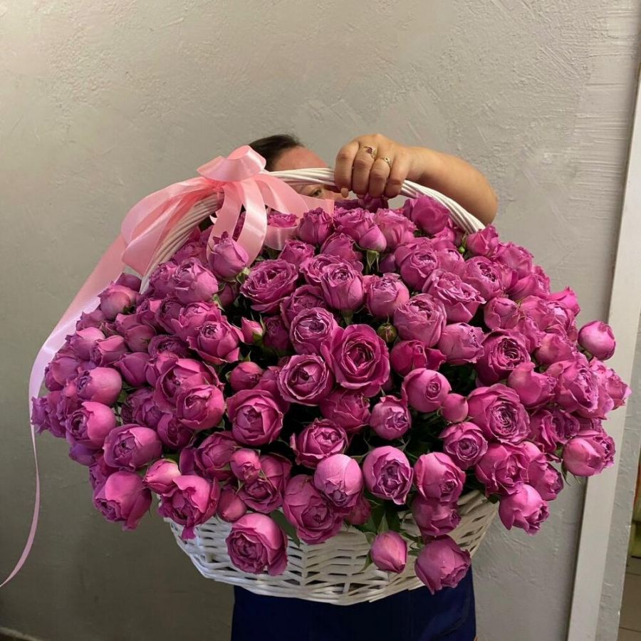 101 пионовидная роза в корзине