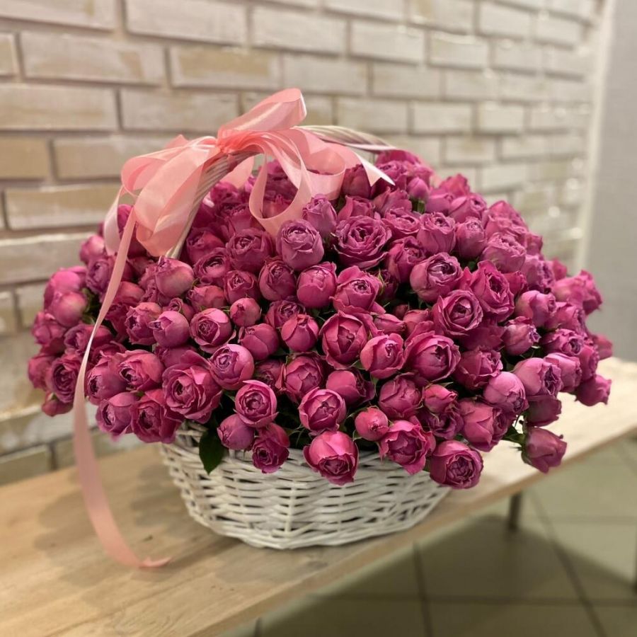 101 пионовидная роза в корзине