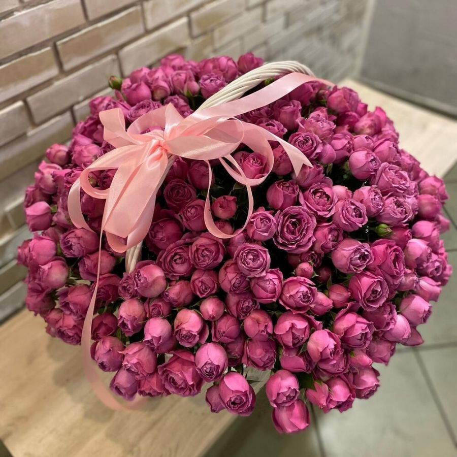 101 пионовидная роза в корзине