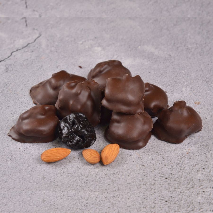 Чернослив с миндалем в темном шоколаде