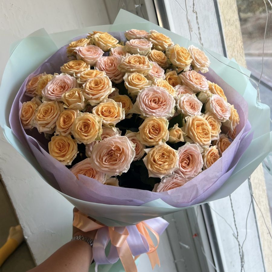 Букет кустовых кремовых роз