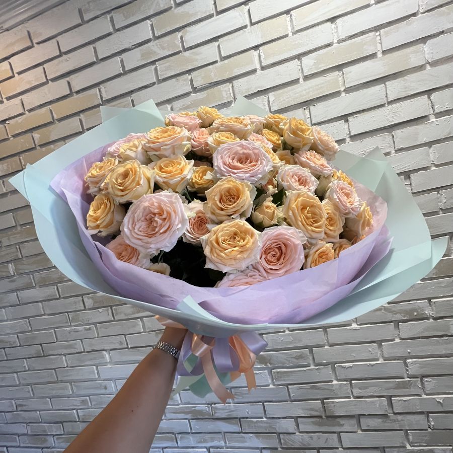 Букет кустовых кремовых роз