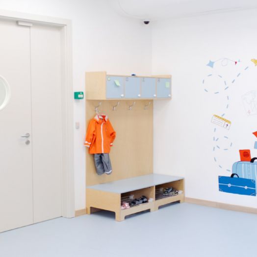 Модульные раздевалки финского типа, совмещенные со скамьей и верхней антресолью