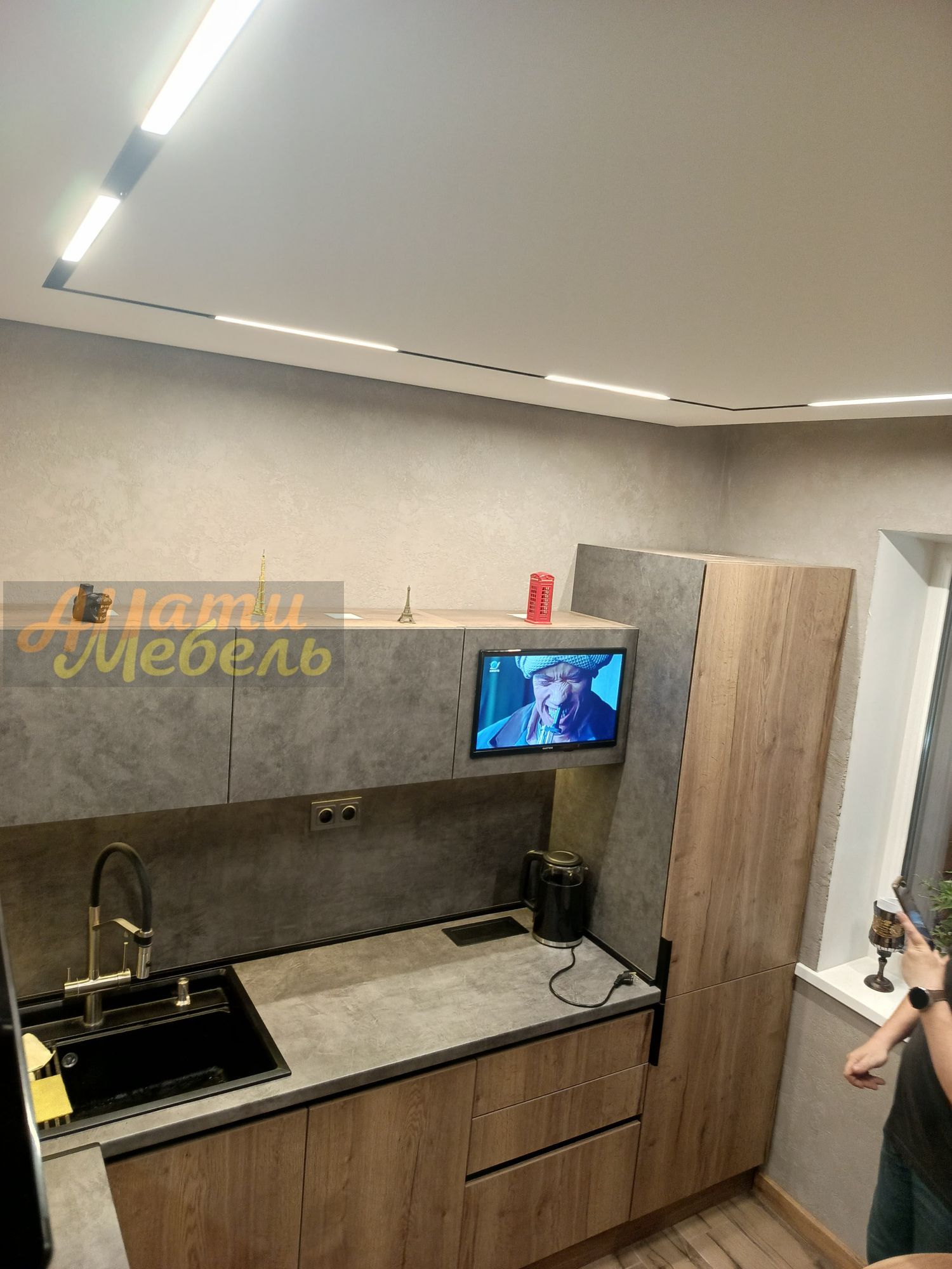 кухонный гарнитур со встроенным телевизором