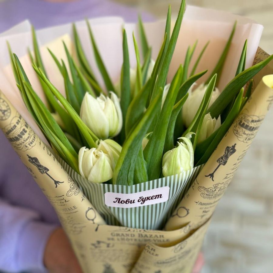 Белые пионовидные тюльпаны