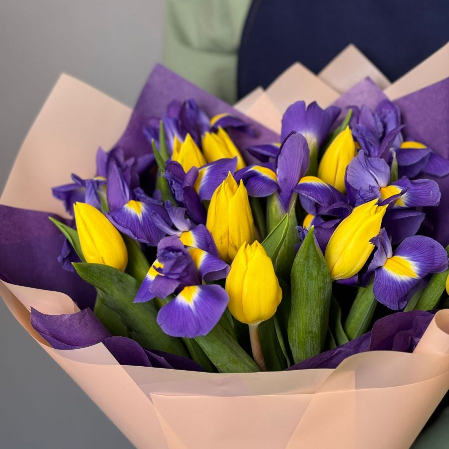 Микс из желтых тюльпанов и ирисов