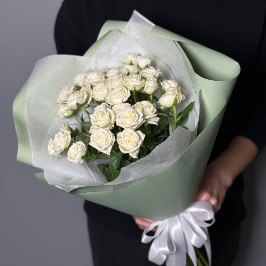 Букет белых кустовых роз