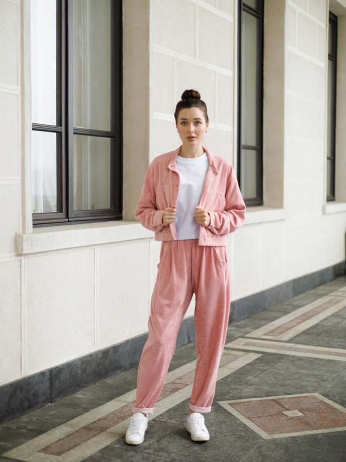 Бомбер из вельвета розовый