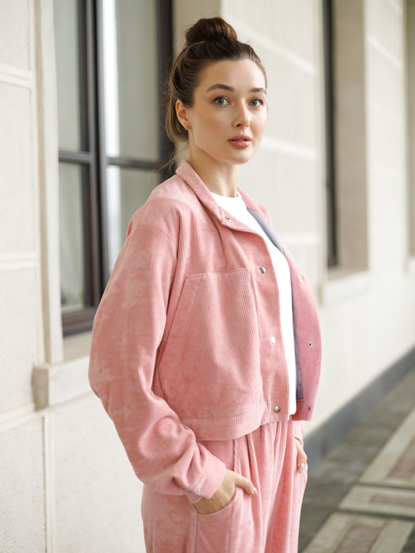 Бомбер из вельвета розовый