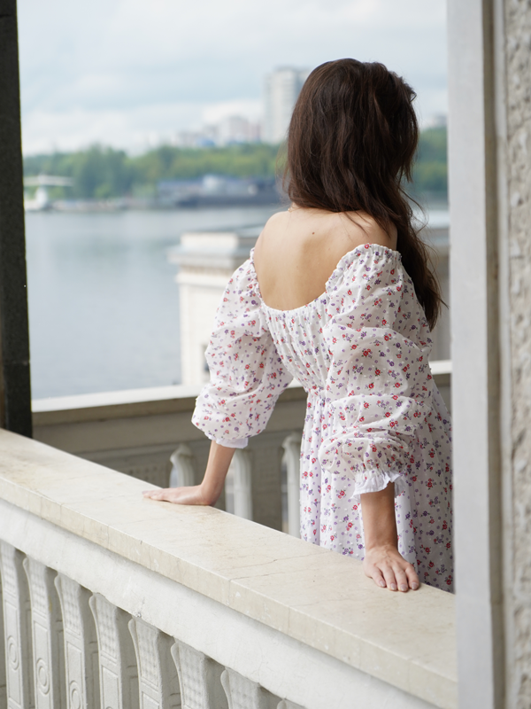 Платье Babydoll белое в цветочек