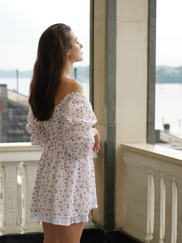 Платье Babydoll белое в цветочек