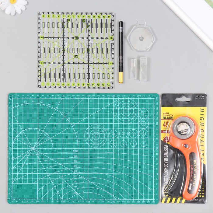 Набор для пэчворка: резиновый мат А4, линейка 15х15см, дисковый, макетный нож+лезвия в папке   96041