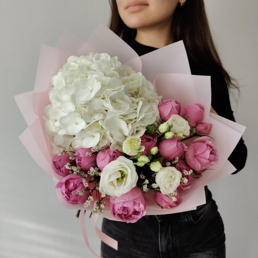 Букет из гортензии, ароматных кустовых пионовидных роз, эустомы и лимониума