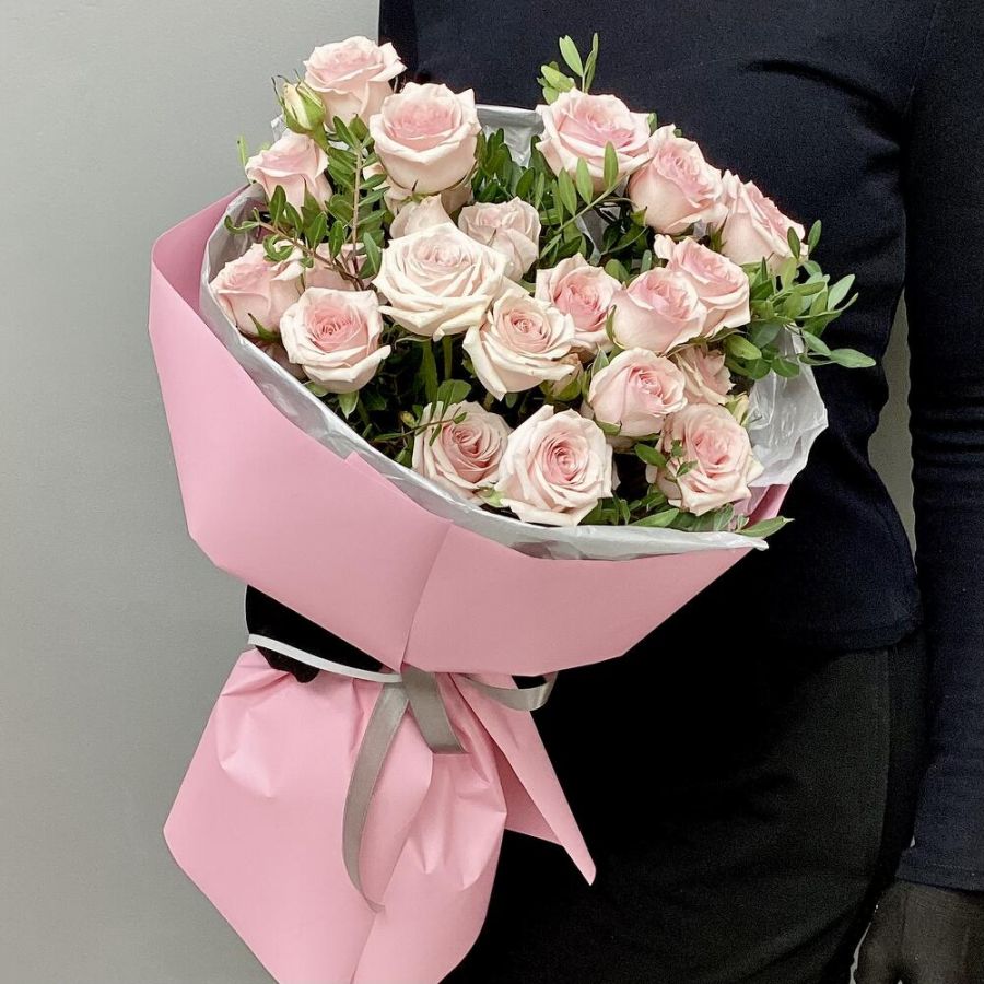 Букет розовых кустовых роз с фисташкой