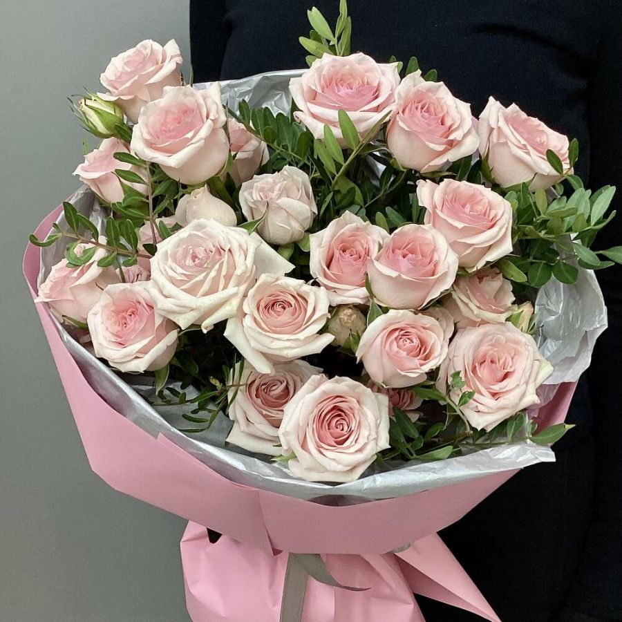 Букет розовых кустовых роз с фисташкой
