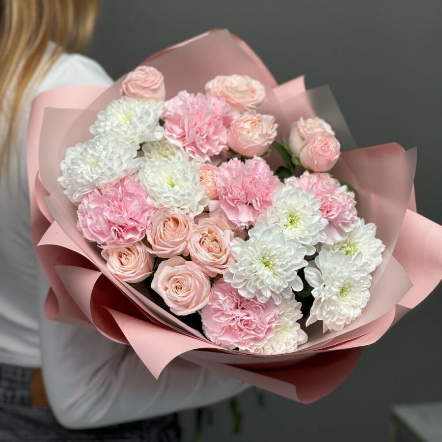 Нежный сборный букет с Кустовыми Роза и Хризантемой