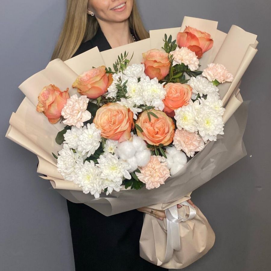 Авторский букет с пионовидной розой и кружевной хризантемой