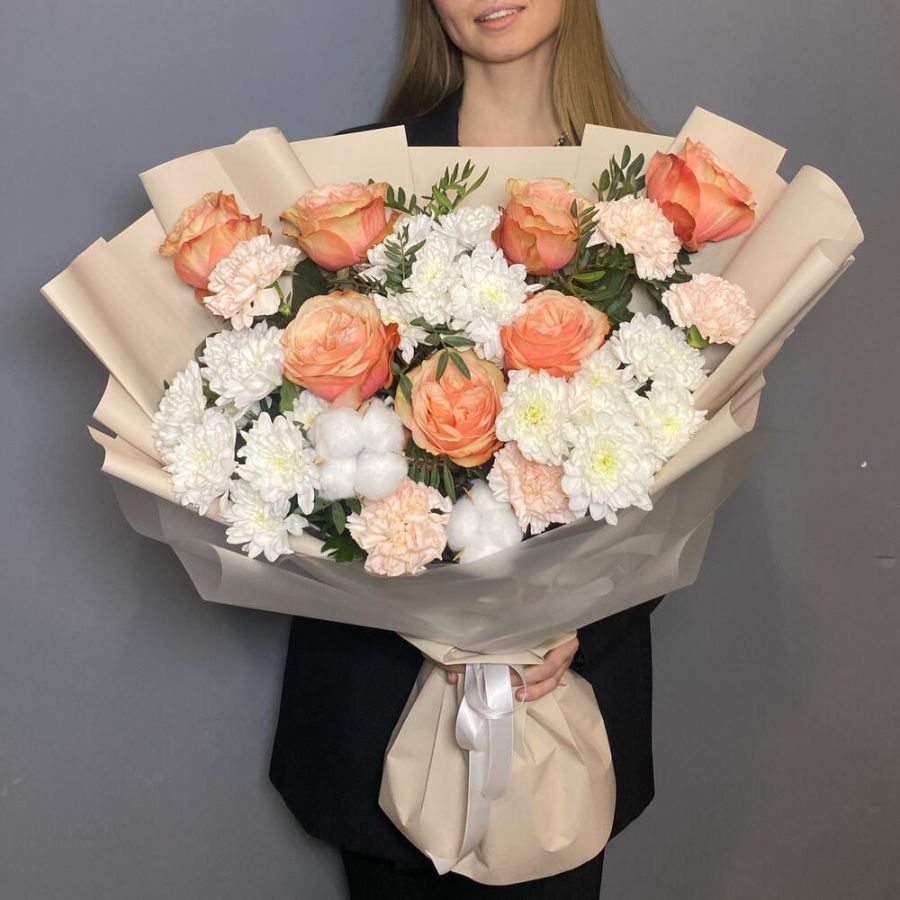 Авторский букет с пионовидной розой и кружевной хризантемой