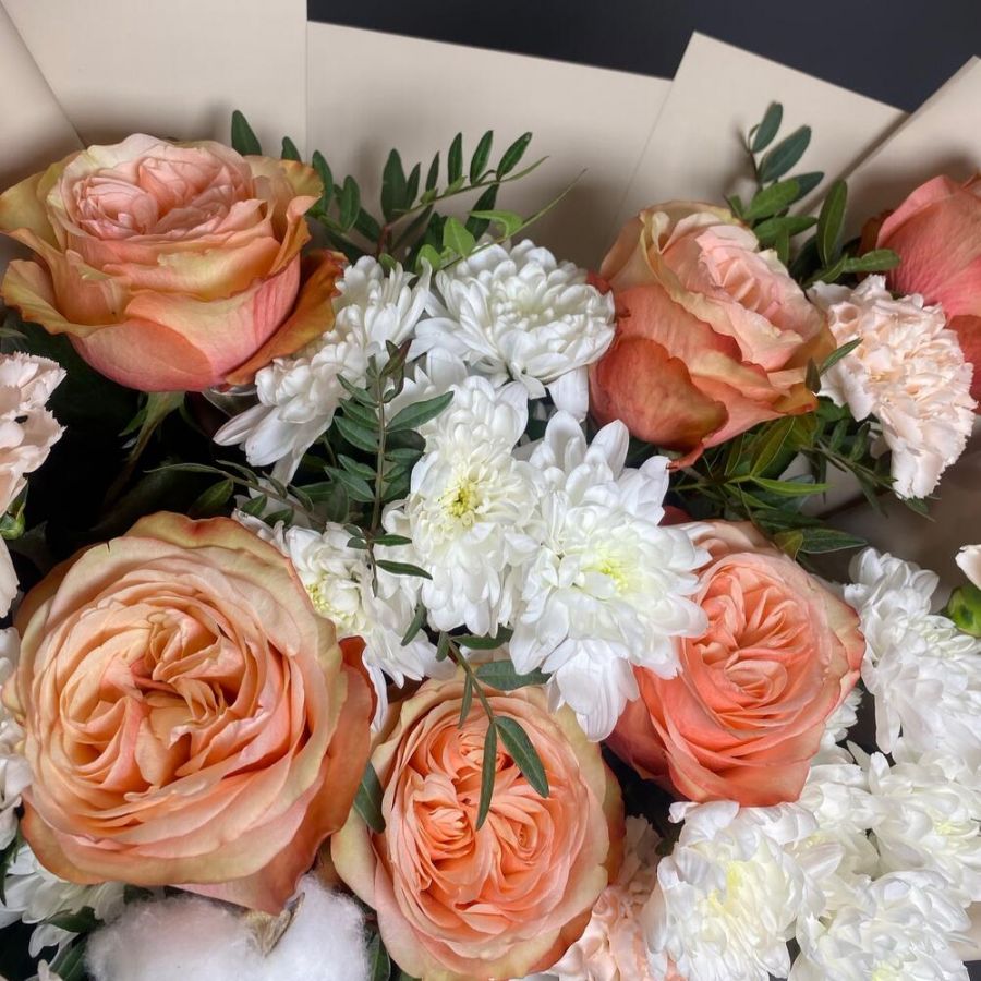 Авторский букет с пионовидной розой и кружевной хризантемой