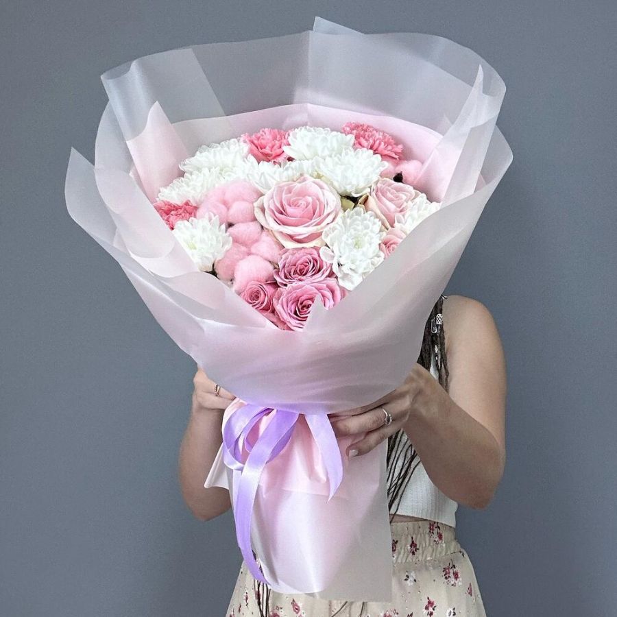 Букет с кустовой розой, диантусами, кустовой хризантемой, эквадорской розой и хлопком