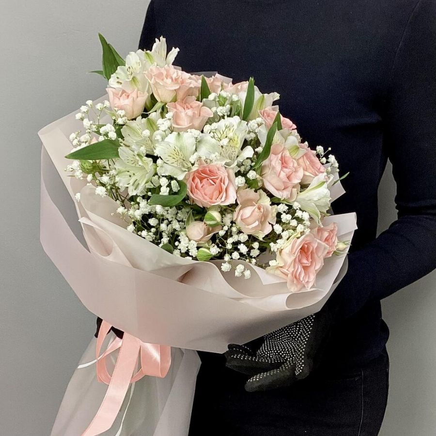 Букет с розами, альстромериями и гипсофилой