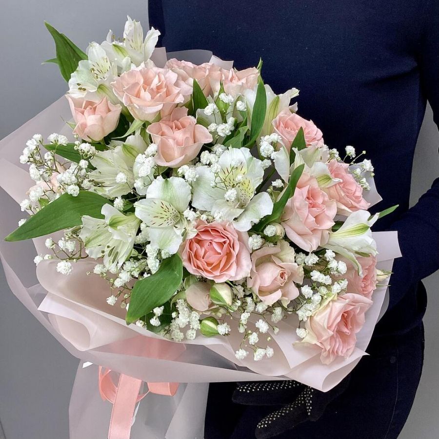 Букет с розами, альстромериями и гипсофилой
