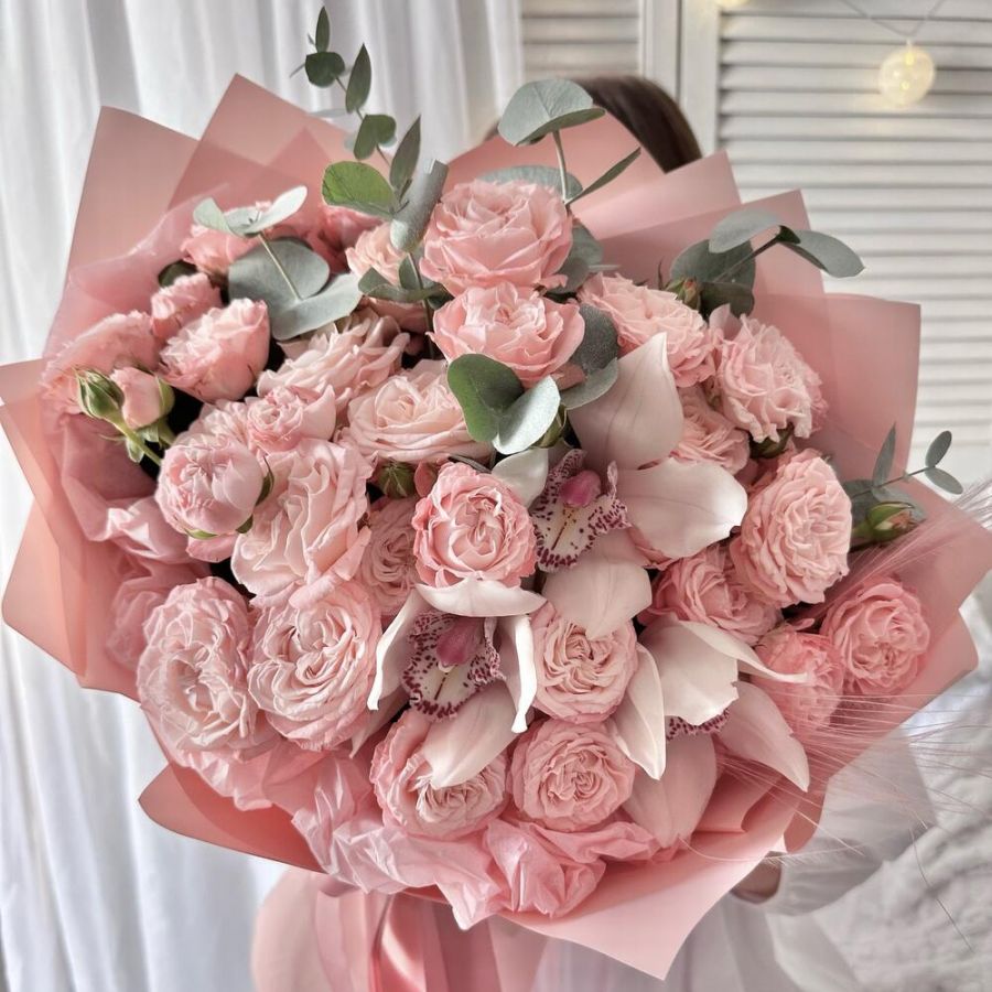 Авторский букет с пионовидными розами, орхидеями и веточками эвкалипта