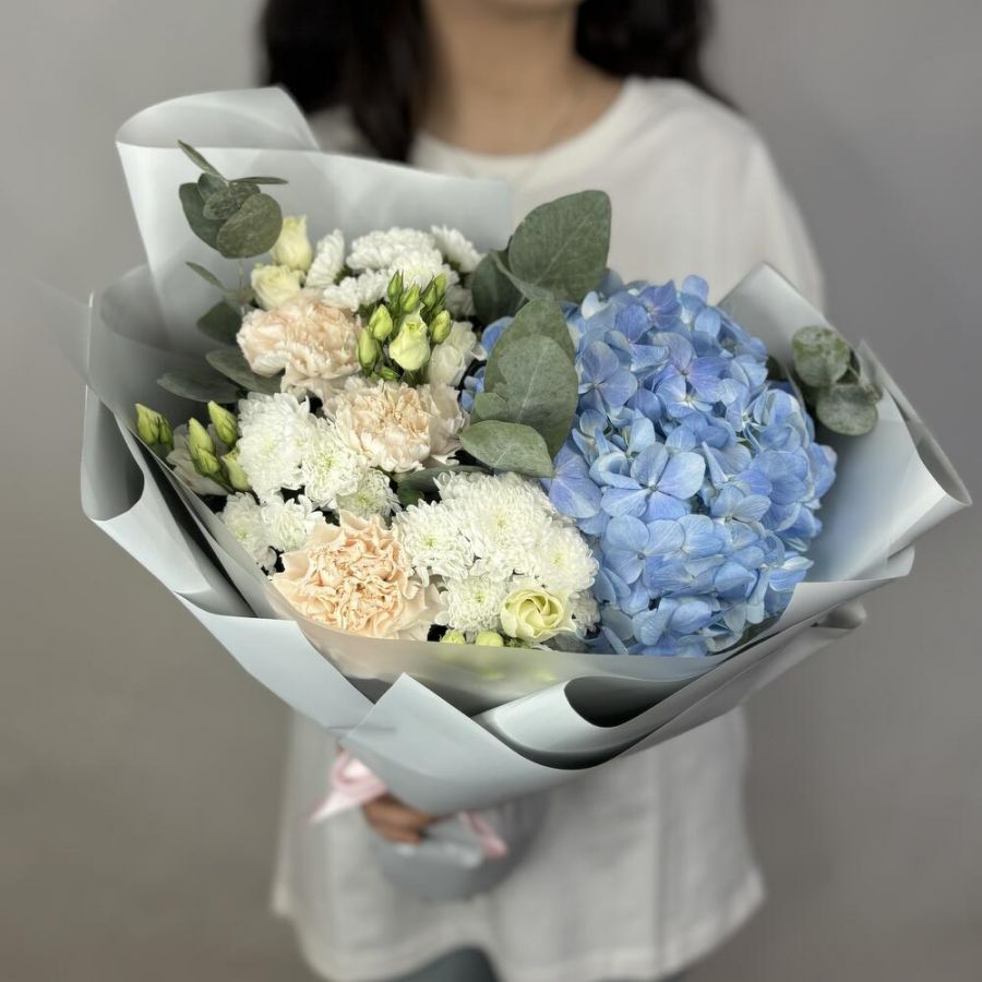 Голубая гортензия, Сантини и гвоздики в стойком букете