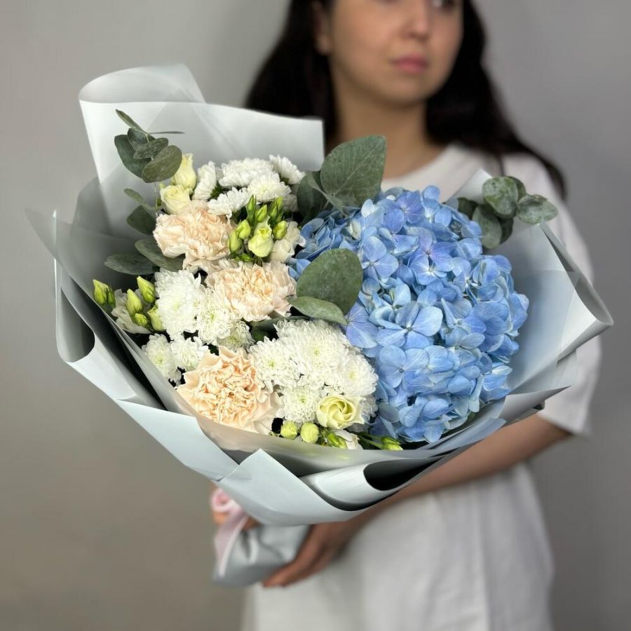 Голубая гортензия, Сантини и гвоздики в стойком букете