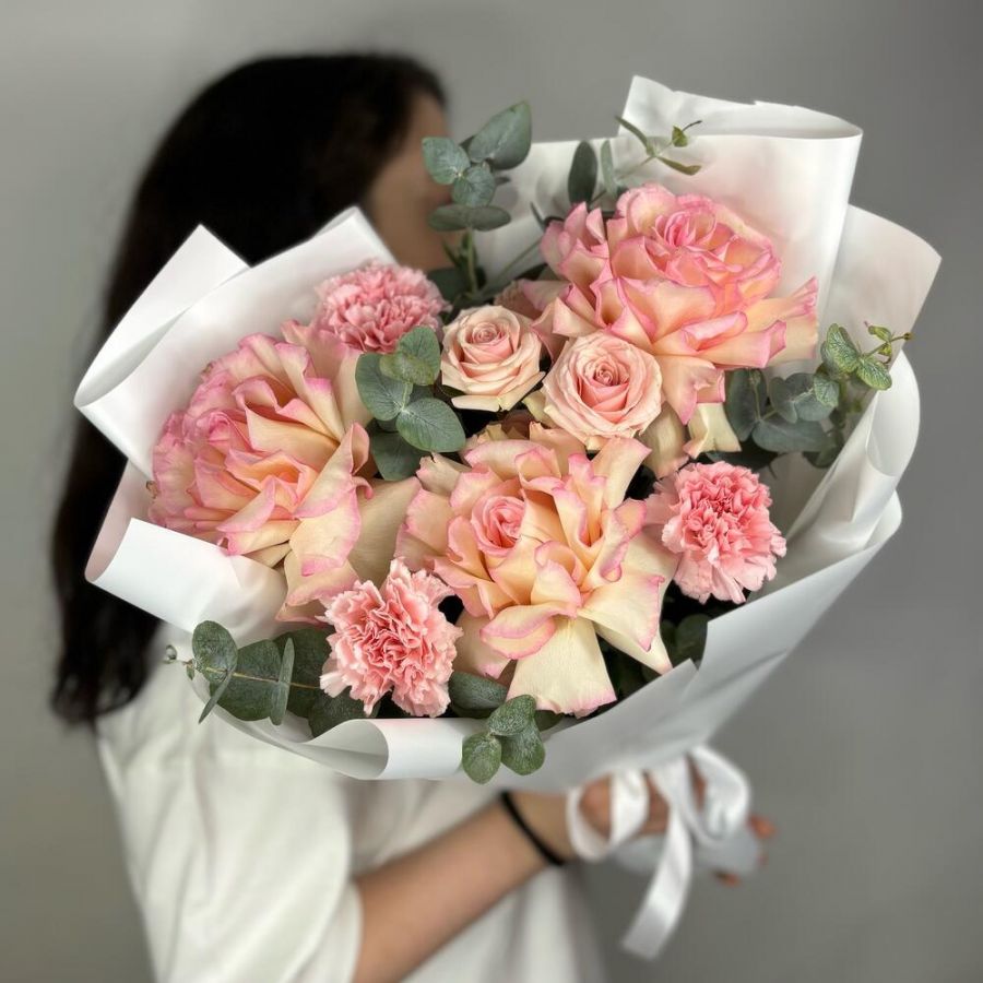 Французские розы и кустовые розы в букете